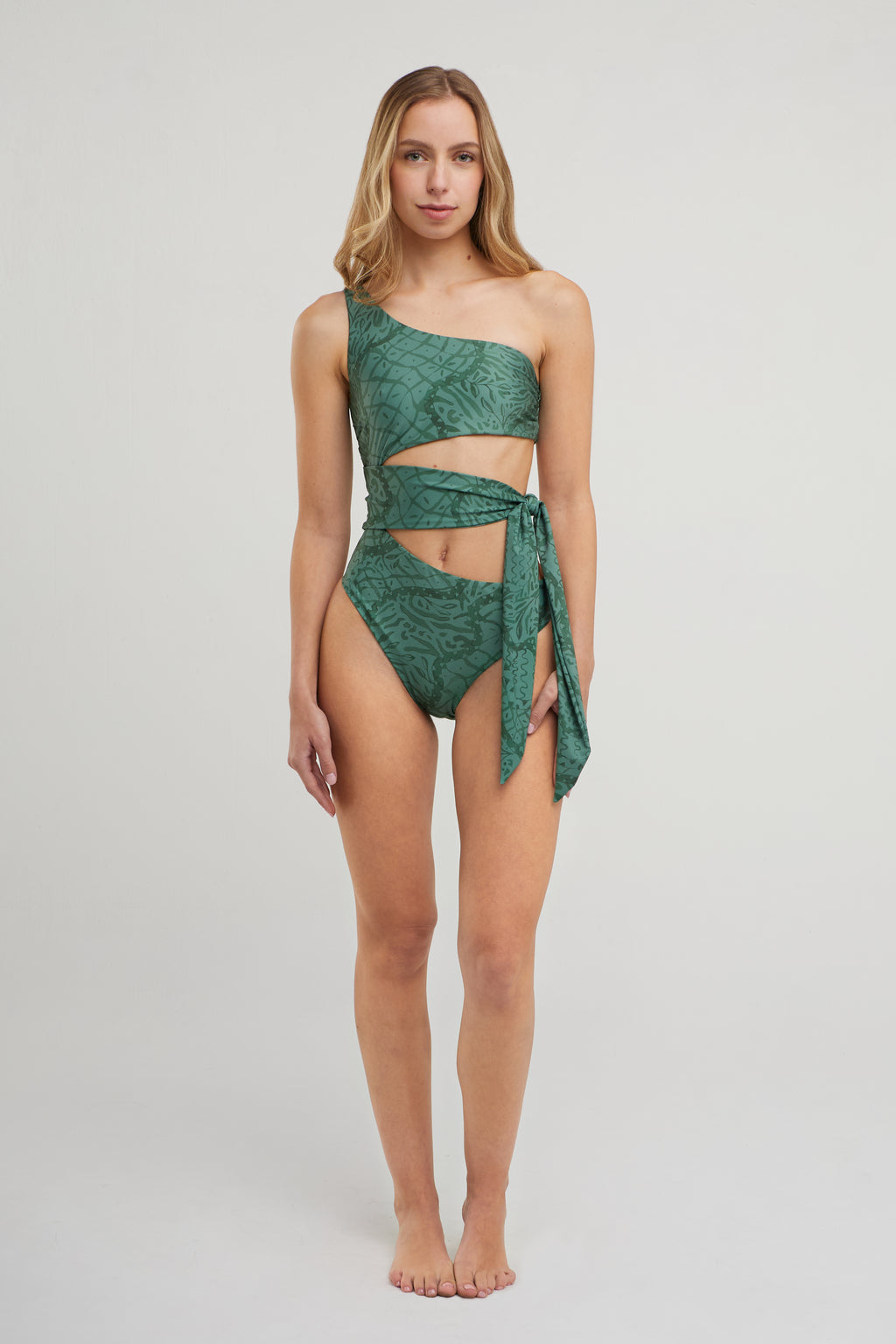 TRAJE DE BAÑO DE UNA PIEZA CON HOMBROS DESCUBIERTOS