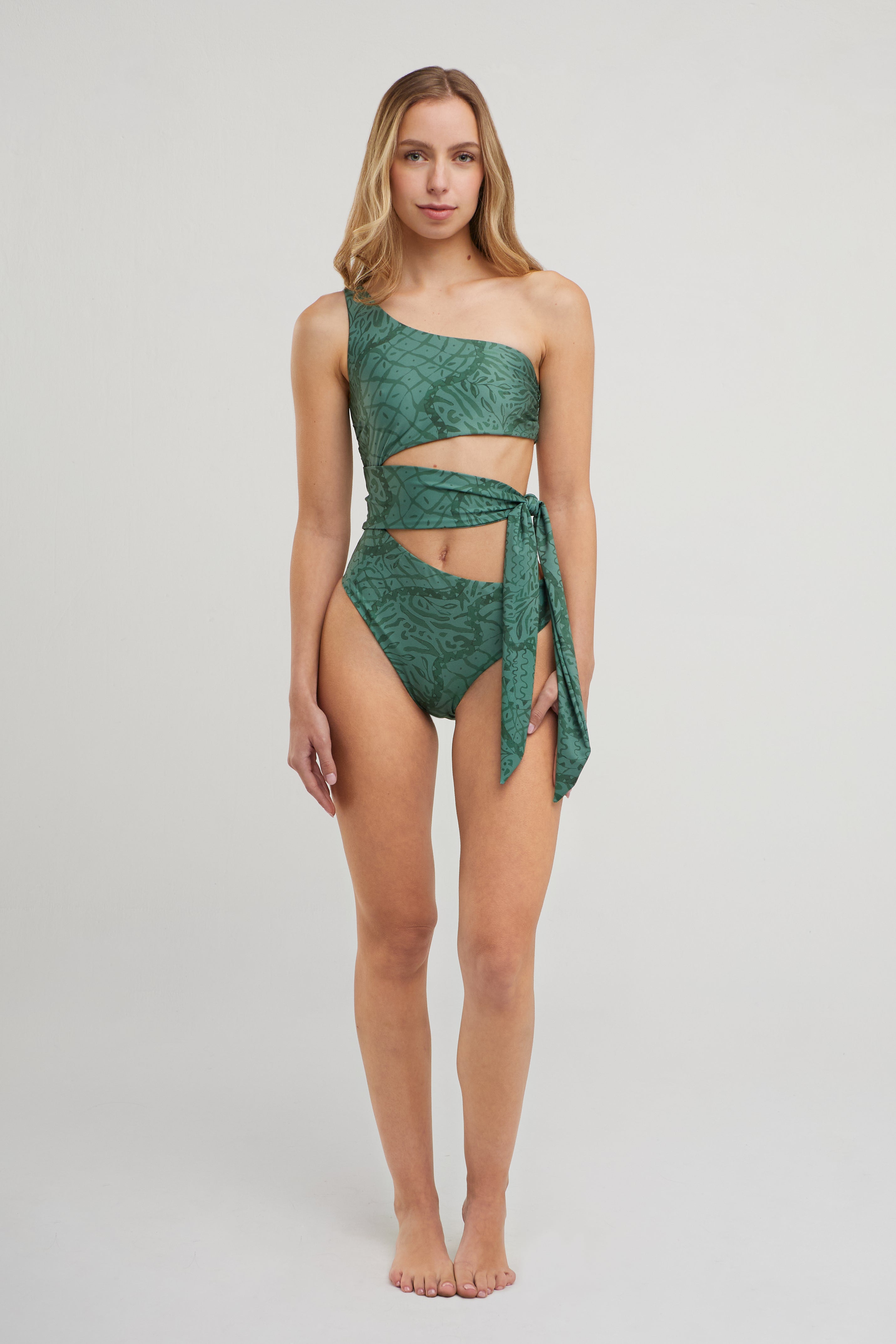 TRAJE DE BAÑO DE UNA PIEZA CON HOMBROS DESCUBIERTOS