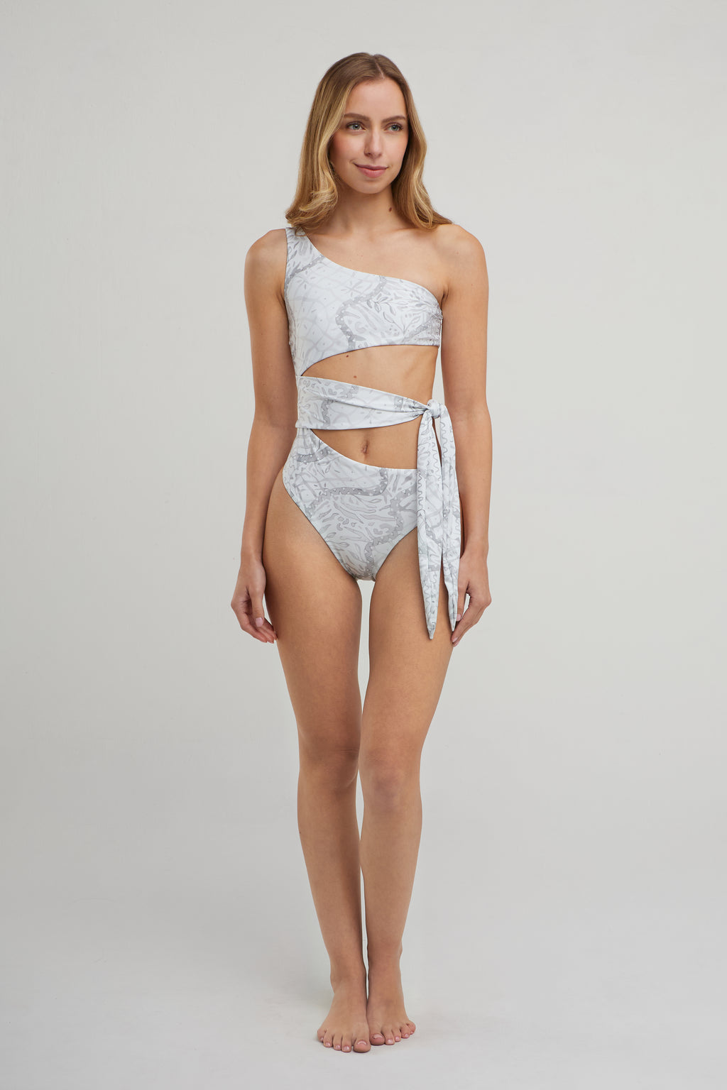 TRAJE DE BAÑO DE UNA PIEZA CON HOMBROS DESCUBIERTOS