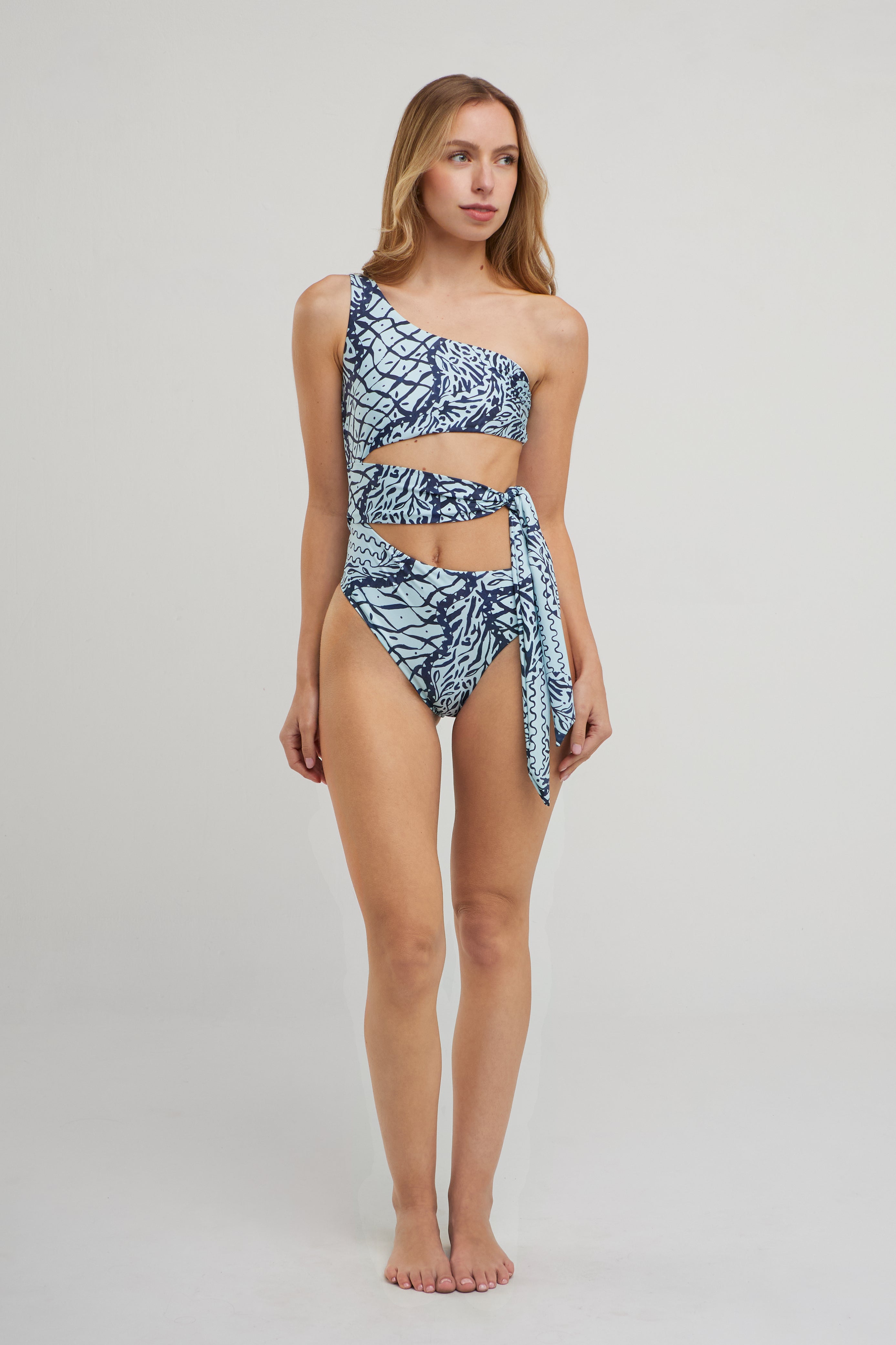 TRAJE DE BAÑO DE UNA PIEZA CON HOMBROS DESCUBIERTOS