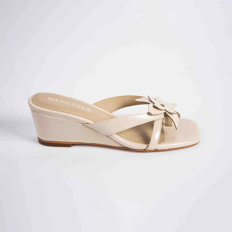 SANDALIA FLOR DE CANELA HUESO