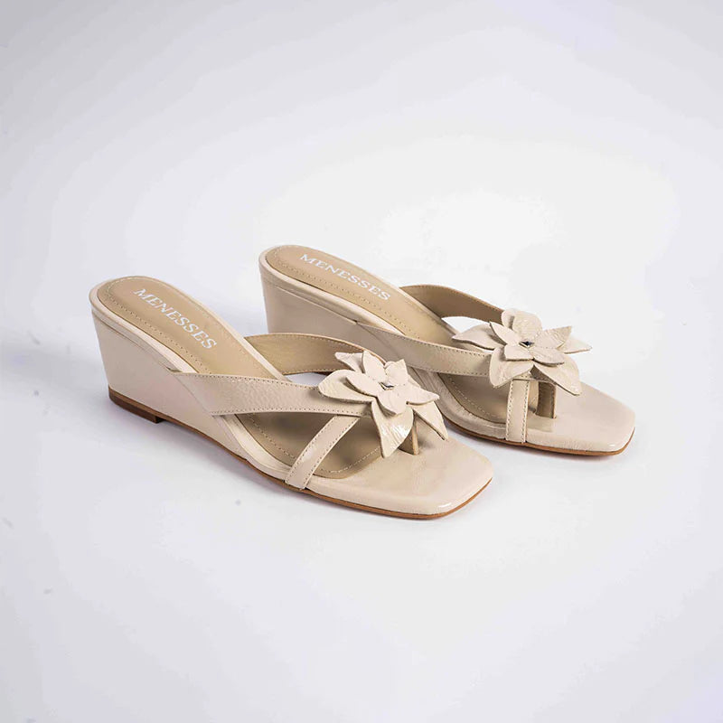 SANDALIA FLOR DE CANELA HUESO