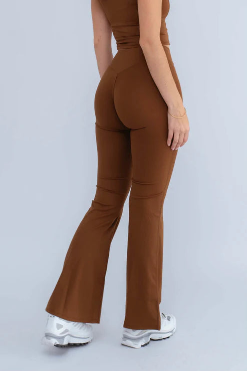 ULTIMATE FLARE PANTS MARRÓN