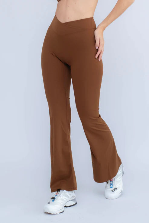 ULTIMATE FLARE PANTS MARRÓN